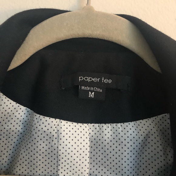 Black fitted lined jacket. Size medium (junior sizing)and in good condition. - Picture 2 of 4